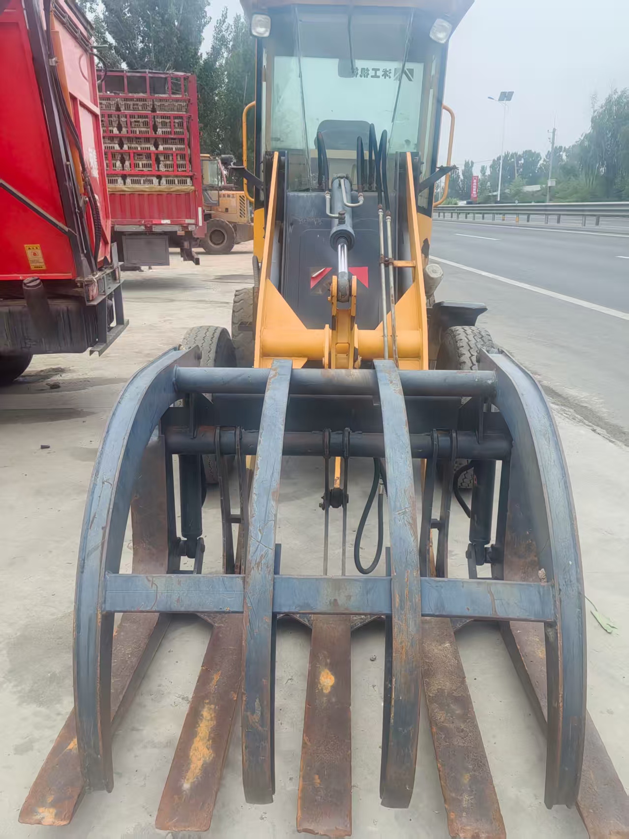 沐工12抓车（型号912）常柴28马力车况好，没有后盖，寄卖价8800元，电话：