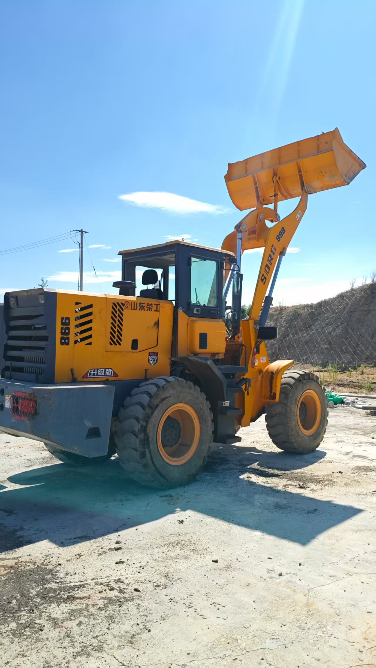 工程款山东荣工998，自重七吨多，2024年车，价格三万，联系电话：135838