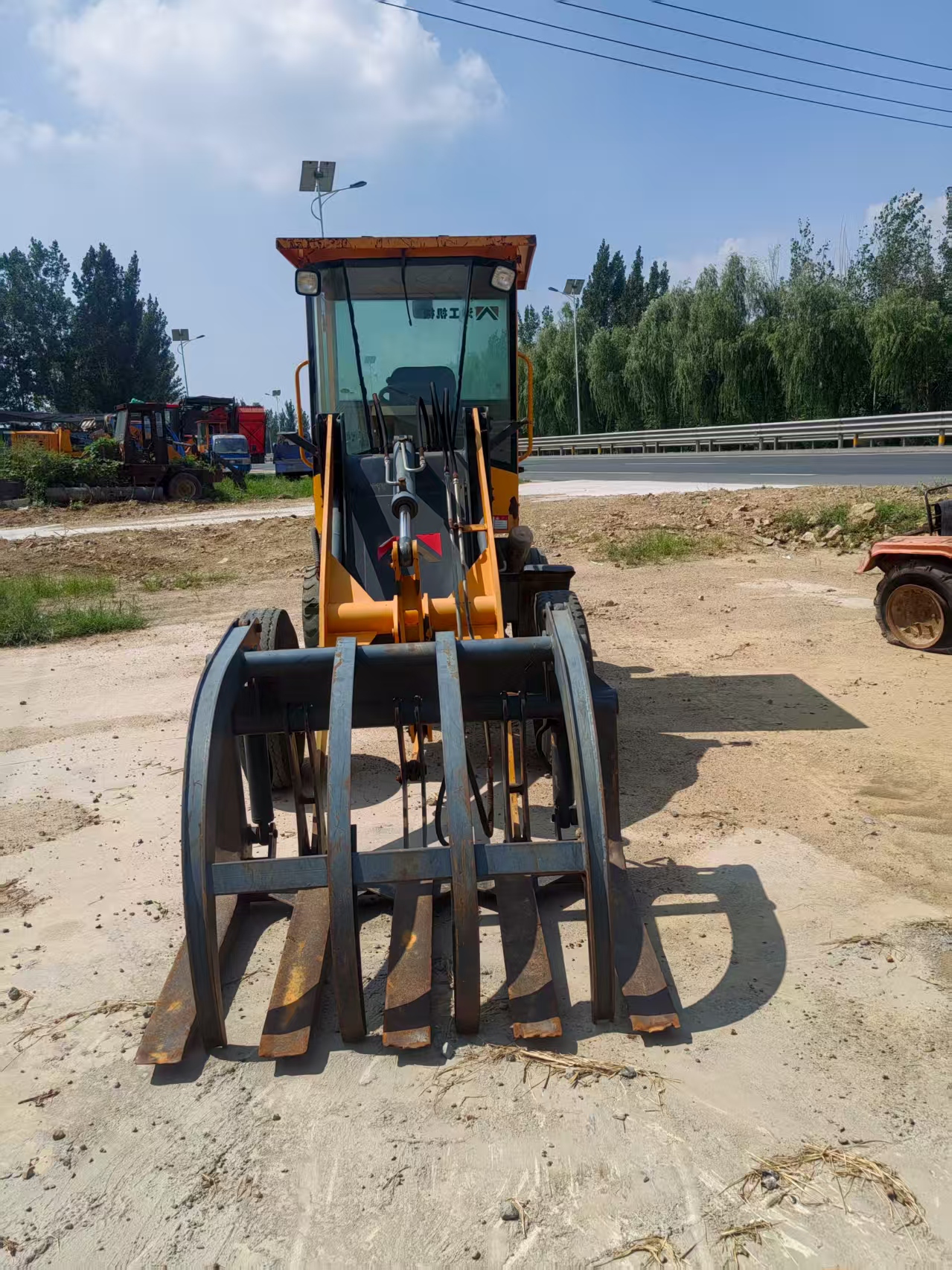 沭工12抓车（28马力、常柴发动机），新车31000元，现寄卖 价8800元，电