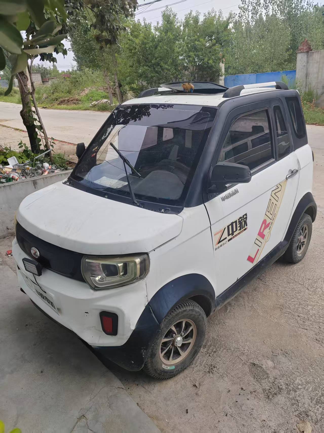 电动四轮，电瓶型号80，新车12000元，现急处理，寄卖价2000元。，联系电话