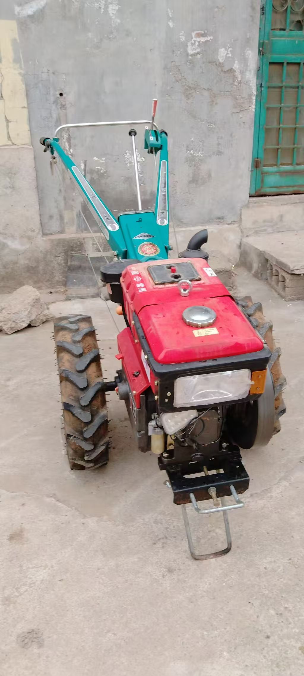 巨龙手扶拖拉机，基本没用。原价3700元，现卖2600元，喜欢联系1525384