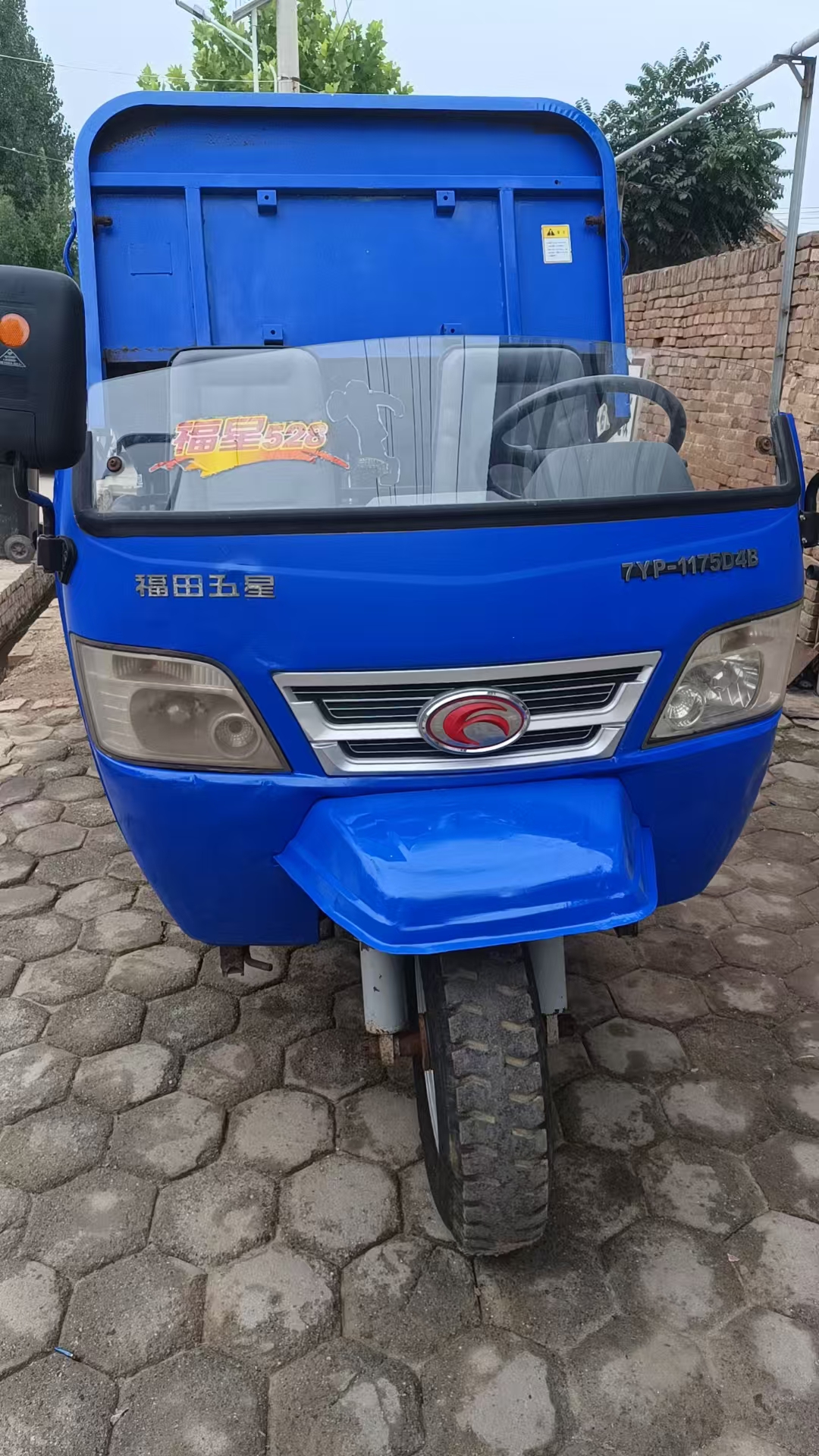 福田三轮车，高低挡，车斗二米二，二十二的柴油机，六五零轮胎，车稍有补漆。价格七千