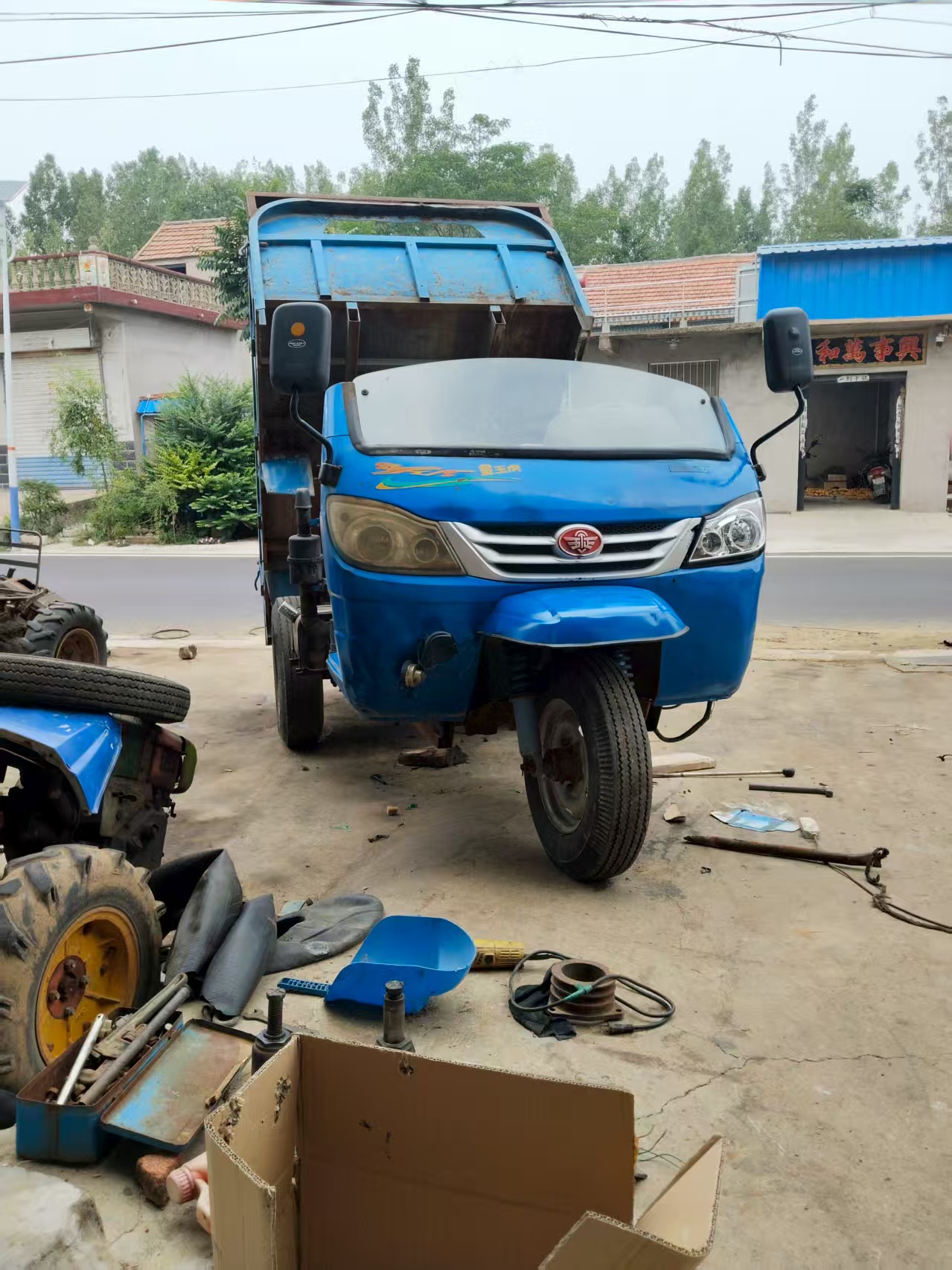 无棚三轮车原价19600，闲置，现寄卖卖价9400元，高低速10挡，电话：152