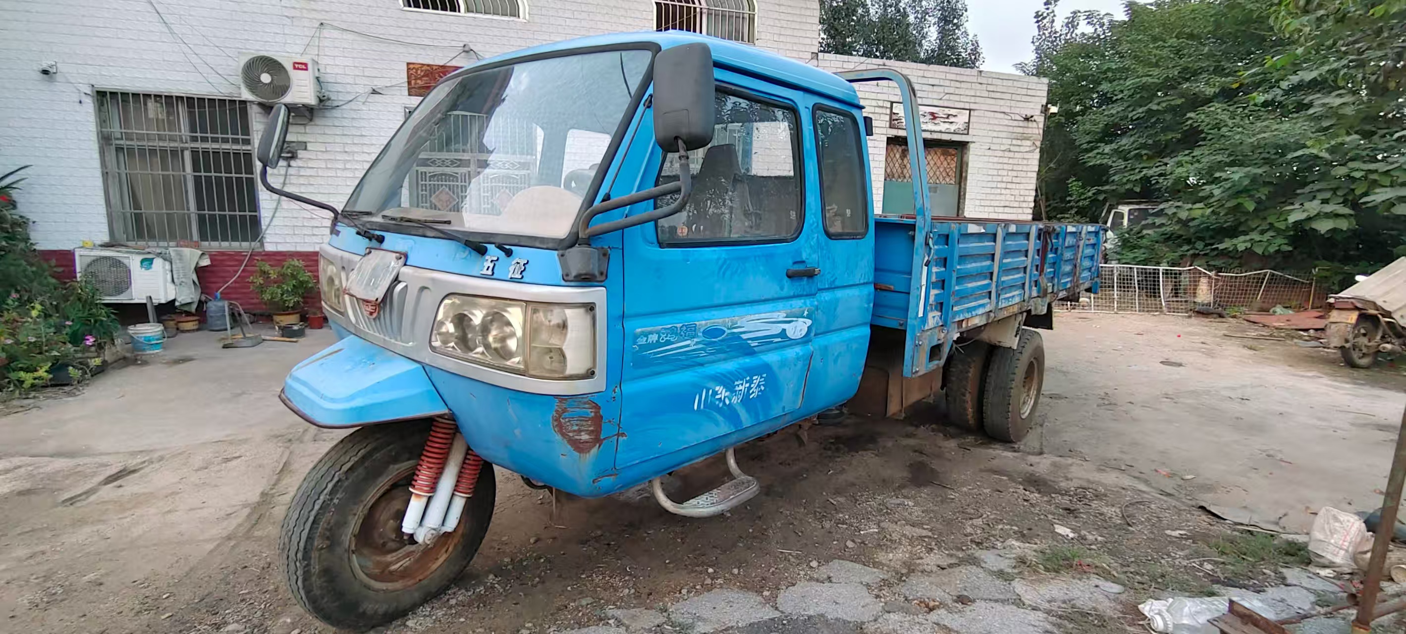 五征平板五轮车，4102发动机，825轮胎，车厢外长四米三，宽二米一，厢板高五十