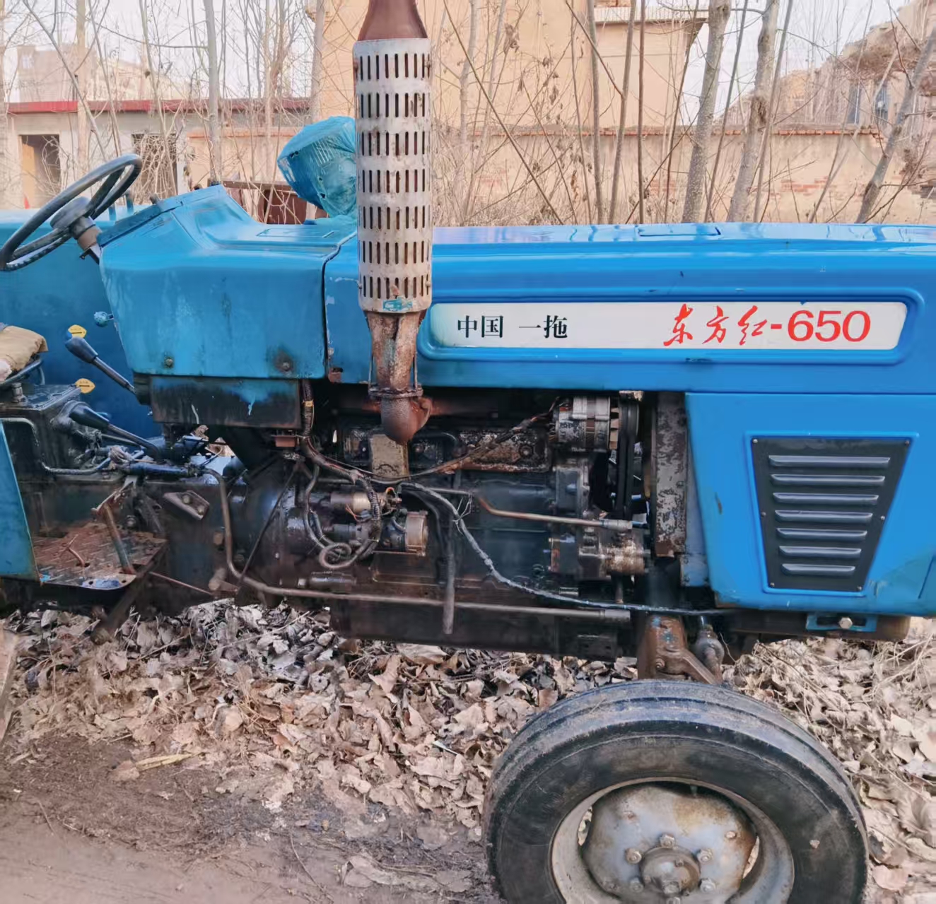 东方红650拖拉机带2.2米旋耕机出售，发动机变速箱没毛病，不下排气